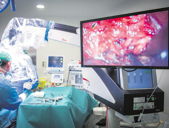 Equipo de la Torre incorpora un innovador sistema de Implantes a medida para la columna